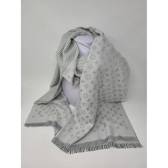 Louis Vuitton Grey LV Monogram wool oversized scarf - Picture 10 of 10